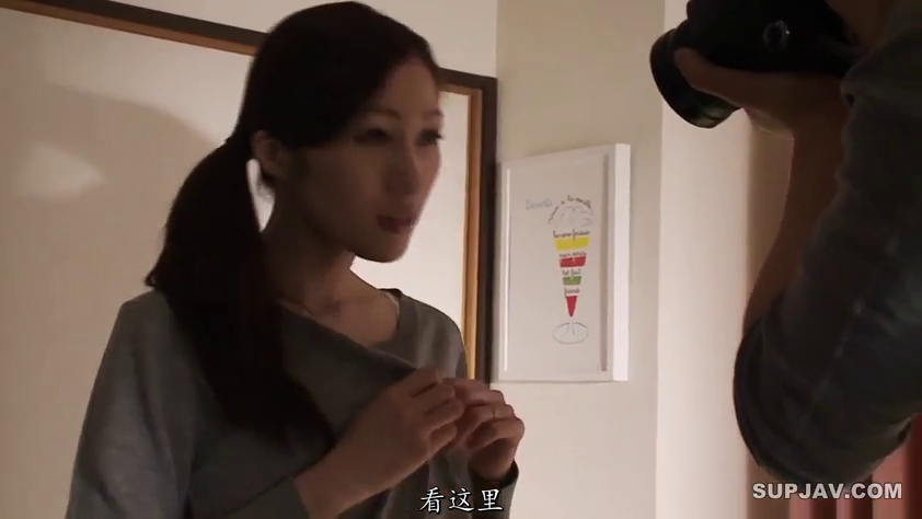 寝室 · 站立 · 平静 · 半身 · 灰色长袖 · 马尾 · カメラ · 调整衣服