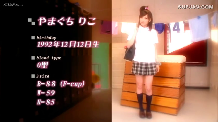 全身 · 校服 · 站立 · 摆拍 · 微笑 · 体育馆 · 跳箱 · 资料卡