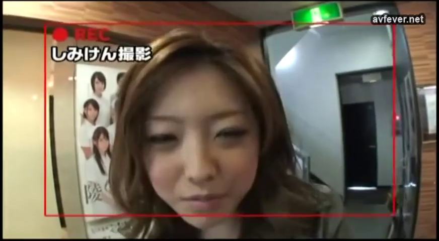 面部 · 站立 · 平静 · 注视镜头 · 室内走廊 · 宣传海报 · 深色外套 · 录制界面框