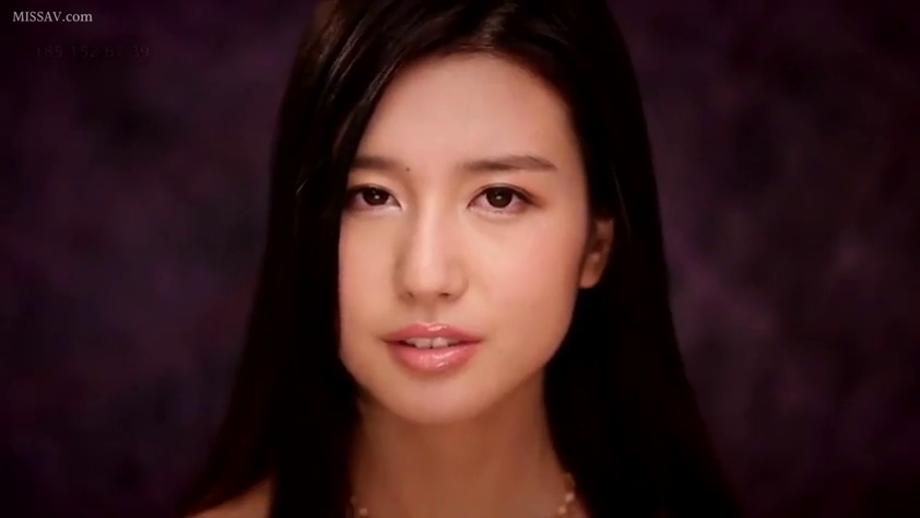 脸部特写 · 项链 · 凝视 · 长发 · 影棚 · 淡然 · 露肩装 · 正视