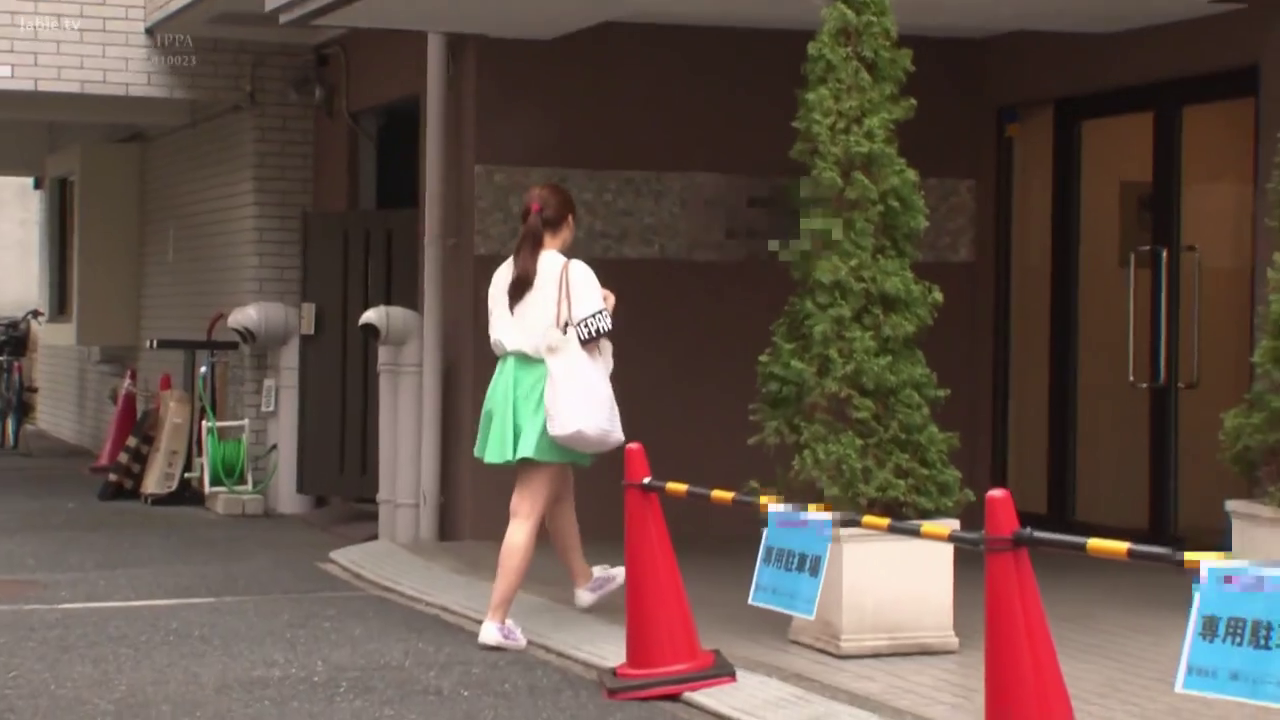 全身 · 休闲装 · 远景 · 行走 · 室外 · 走路 · 交通锥