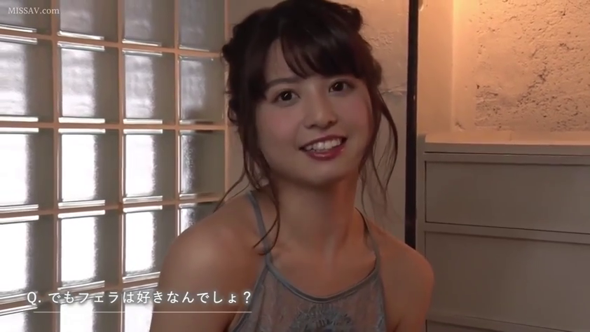 室内 · 坐姿 · 面部 · 字幕 · 微笑 · 访谈 · 蕾丝吊带