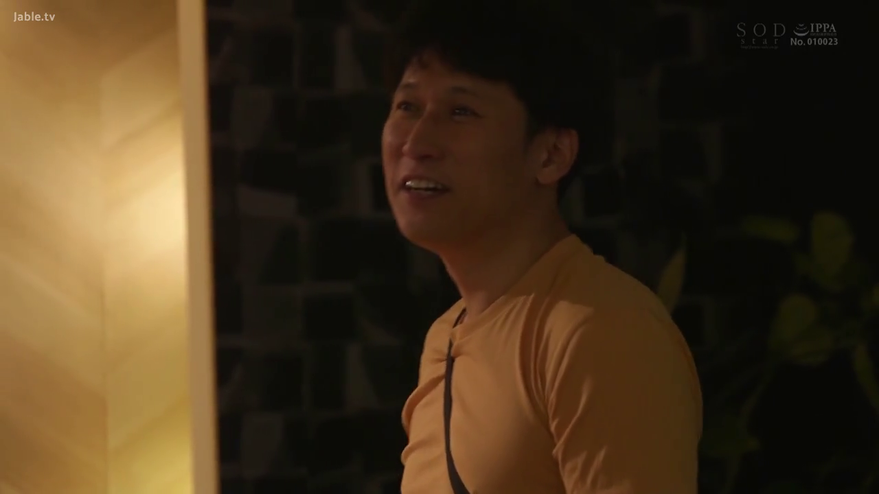 室内 · 站立 · 微笑 · 对视 · 男性 · 頭部 · T恤 · 包带