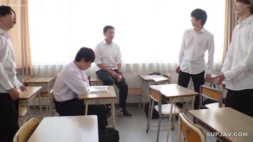 教室 · 站姿 · 自然 · 白色衬衫 · 谈话 · 桌椅 · 群像