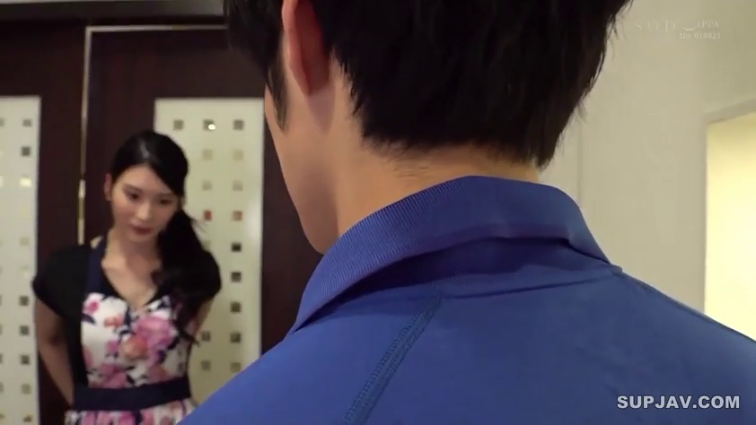 室内 · 平静 · 交流 · 蓝色POLO衫 · 门 · 剧情感 · 站立对视 · 过肩镜头