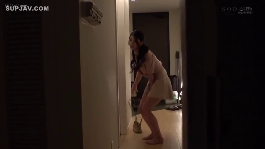 全身 · 弯腰 · 自然 · 手提包 · 走廊 · 昏暗 · 拿包 · 短袖短裙