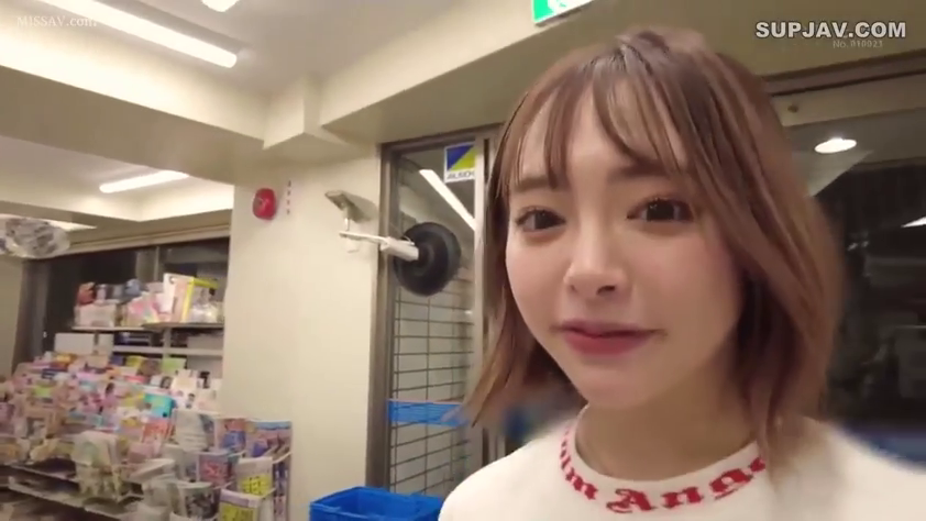 微笑 · 面对镜头 · 面部特写 · 注视 · 便利店 · 货架 · 短发 · 字母印花T恤