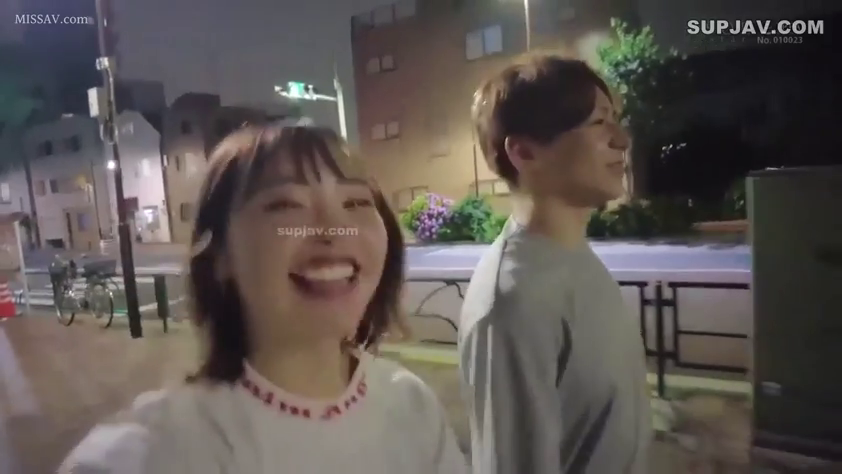 中景 · 行走 · 户外 · 大笑 · 开心 · 室外街道 · 白色卫衣