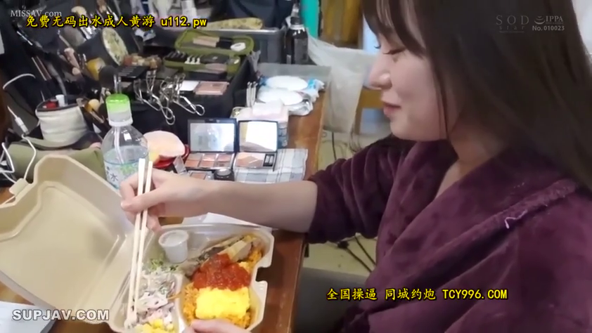 坐姿 · 自然 · 半身 · 长发 · 进食 · 化妆间 · 紫色睡袍 · 化妆工具