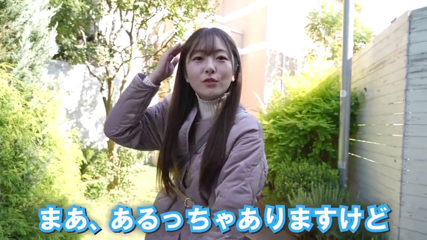 脸部 · 站立 · 字幕 · 自然 · 挎包 · 户外花园 · 说话 · 紫色棉服