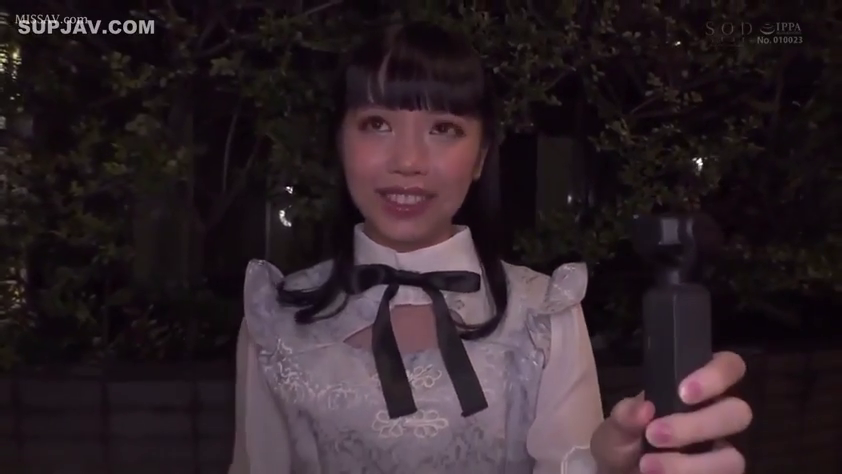 站立 · 微笑 · 半身 · 屋外 · 夜景 · 手持云台 · 蕾丝衬衫 · 拍摄录像