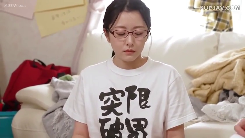 室内 · 坐姿 · 眼镜 · 平静 · 房间 · 上半身 · 印花T恤 · 发呆