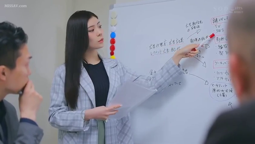 职业西装 · 站立 · 职场背景 · 严肃表情 · 会议室 · 中景半身 · 演示汇报 · 白板与记号笔