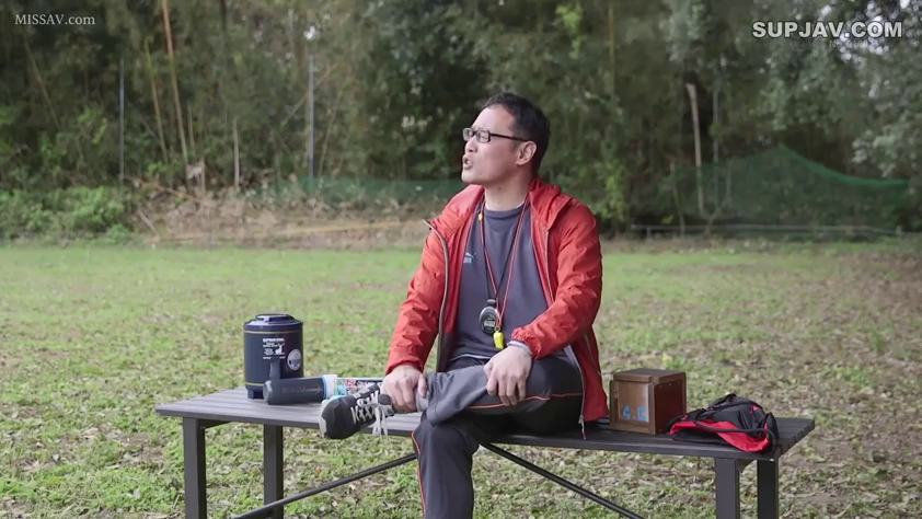 座り姿勢 · 真剣 · 全身 · 休息 · 運動服 · 屋外芝生 · 中年男性 · 秒表