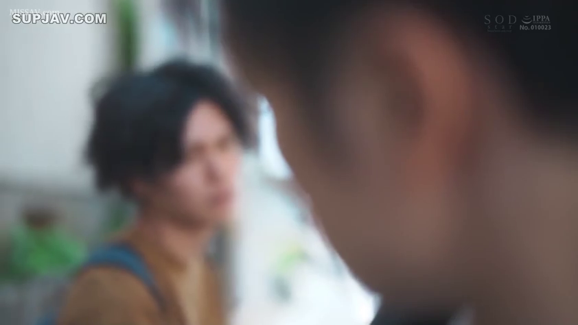 Serious · 面部 · Stand · Casual clothes · Stare · Blur · 室内外