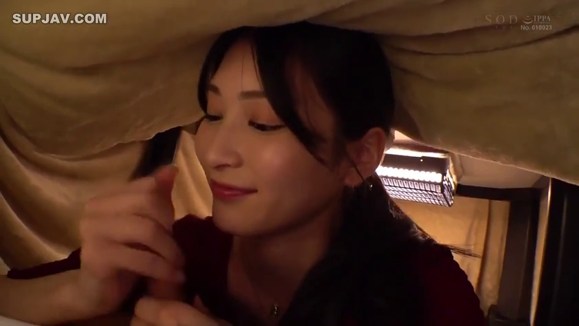 俯卧 · 面部特写 · 妩媚 · 手淫 · 红色上衣 · 手部特写 · 被窝 · 照明灯