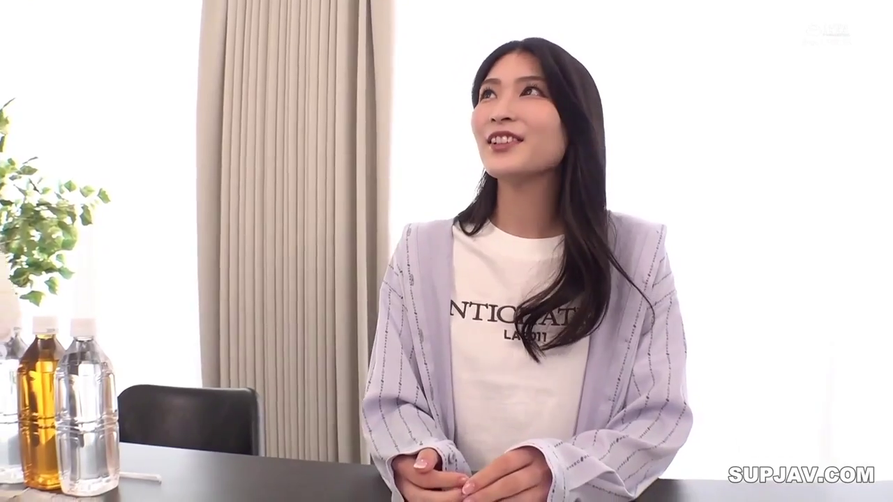 室内 · 坐姿 · 微笑 · 半身特写 · 网站水印 · 瓶装水 · 白T恤与紫色外套 · 交谈访谈