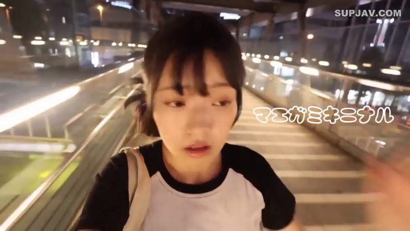 面部 · 忧郁 · 站立 · 夜景 · 走动 · 背包带 · 人行天桥 · 拼色短袖