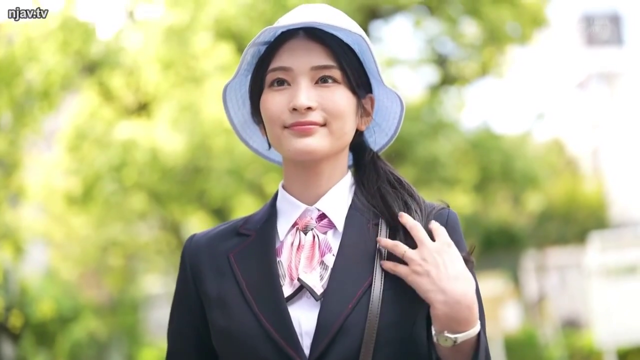 站立 · 微笑 · 丝巾 · 公园 · 上半身特写 · 清纯 · 帽子 · 漫步