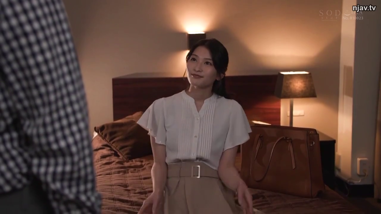 坐姿 · 交谈 · 卧室 · 中景 · 微笑 · 酒店房间 · 手提包 · 卡其色半身裙