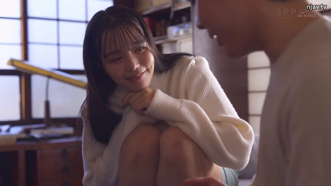 坐姿 · 和室 · 微笑 · 面部特写 · 注视 · 白色毛衣 · 清纯风格