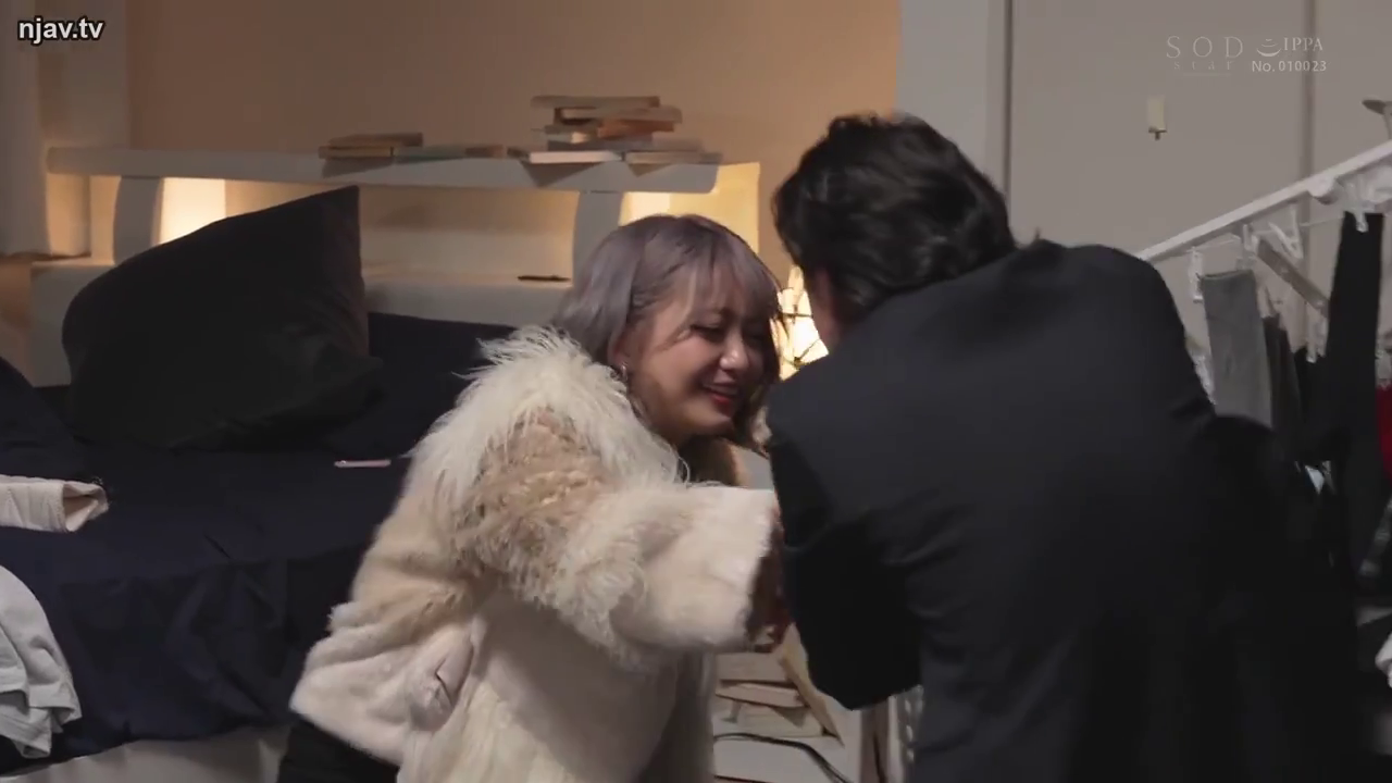 室内 · 站立 · ベッド · 半身 · 喜悦 · 皮草外套 · 对视拥抱