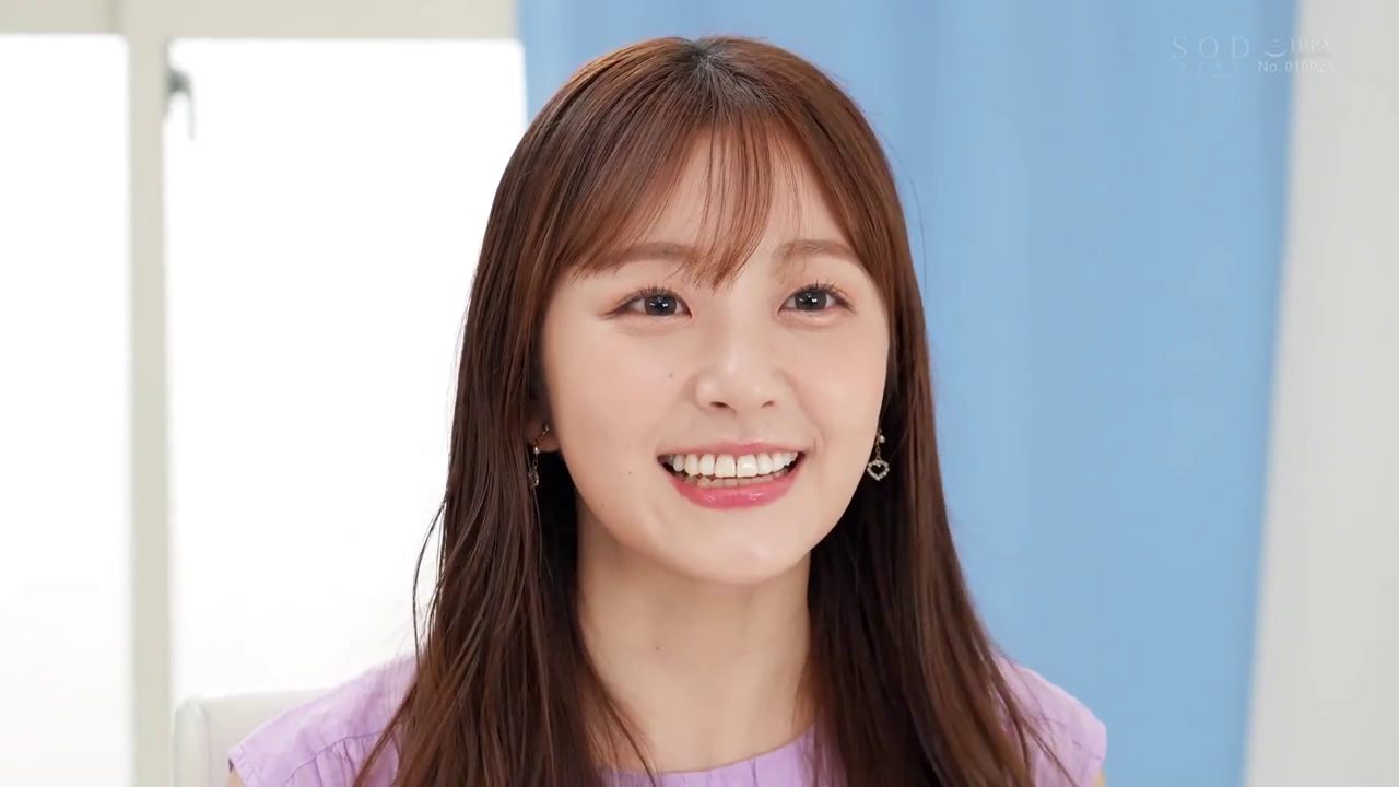 Indoor · Close-up of the face · Smile · 紫色上衣 · Outgoing · Forward Sitting Posture · 耳饰