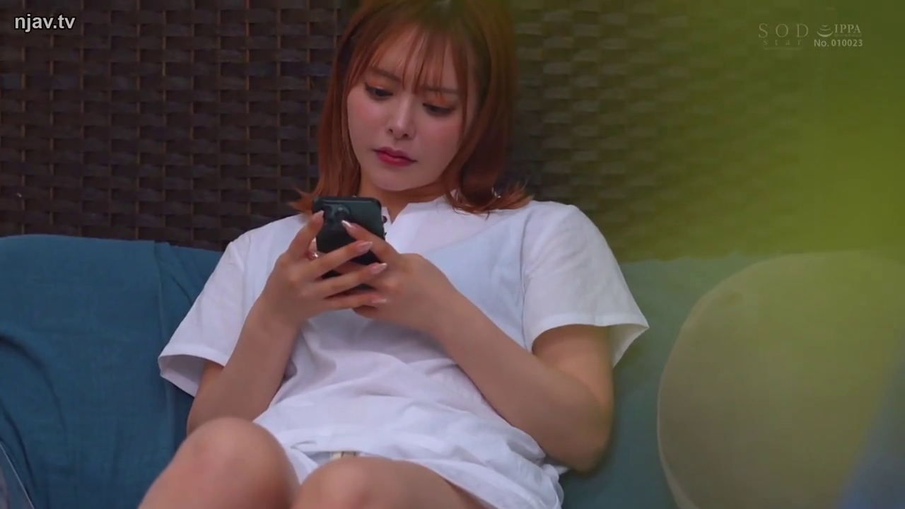 室内 · 座り姿勢 · 平静 · 半身 · 居家 · 携帯電話 · 白いTシャツ · 玩手机