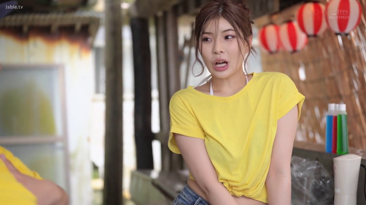 交谈 · 站立 · 面部特寫 · 日常 · 惊讶 · 黄色T恤 · 红灯笼 · 日式街头