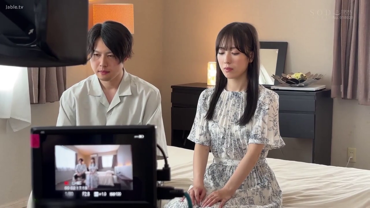 坐姿 · 严肃 · 卧室 · 全景 · 监视器 · 浅色衬衫 · 待命 · 幕后拍摄现场