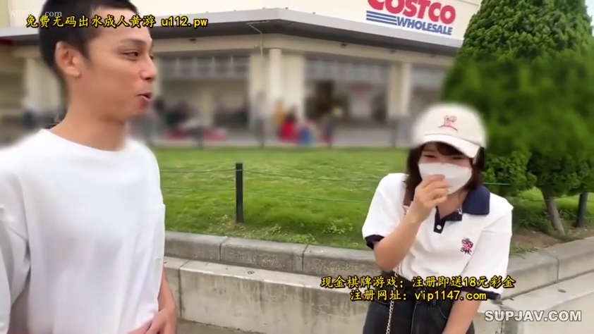 站立 · 微笑 · 中景 · 有码 · 街头采访 · 超市门前 · 白色波罗衫