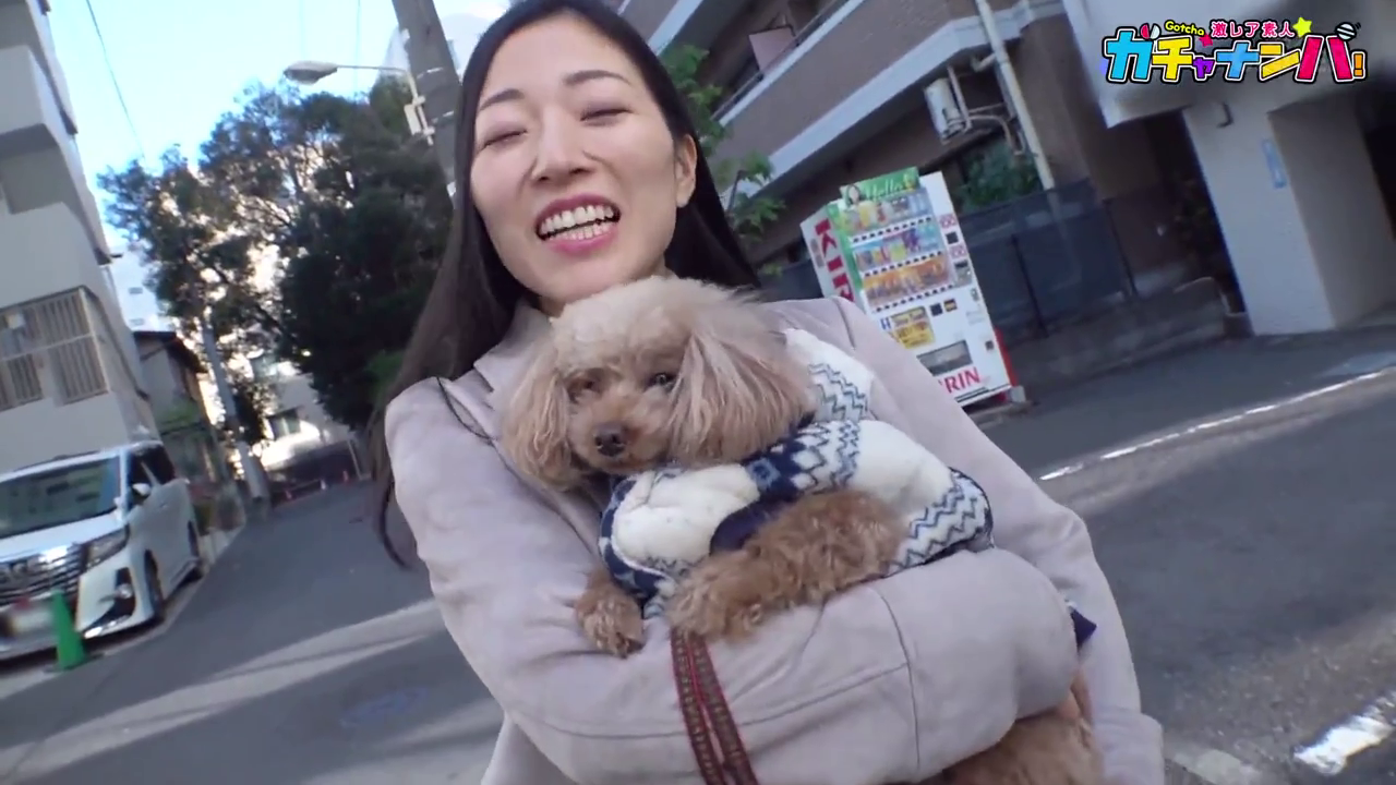 脸部 · 户外 · 互动 · 开心 · 大衣 · 街头 · 宠物狗 · 抱狗