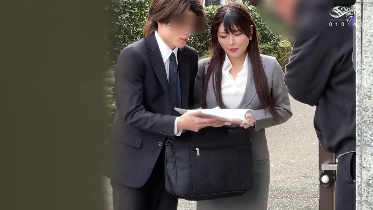 专业 · 制服 · 站立 · 中景 · 建筑旁 · 偷拍视角 · 公文包 · 递物