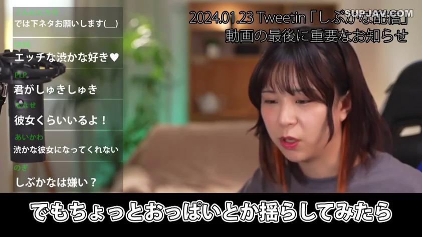 坐姿 · 面部 · 灰色T恤 · 麦克风 · 直播间 · 自然表情 · 直播聊天 · 女主播