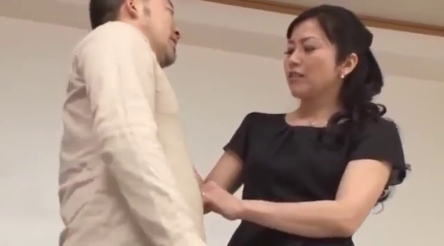 室内 · 专注 · 中景 · 站姿 · 米色衬衫 · 抚摸 · 熟女