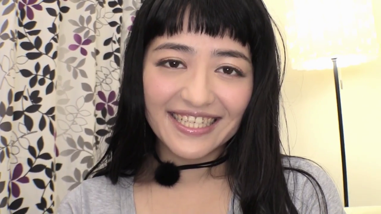 室内 · 颈圈 · 面部 · 微笑 · 灰色T恤 · 开朗 · 正面坐姿