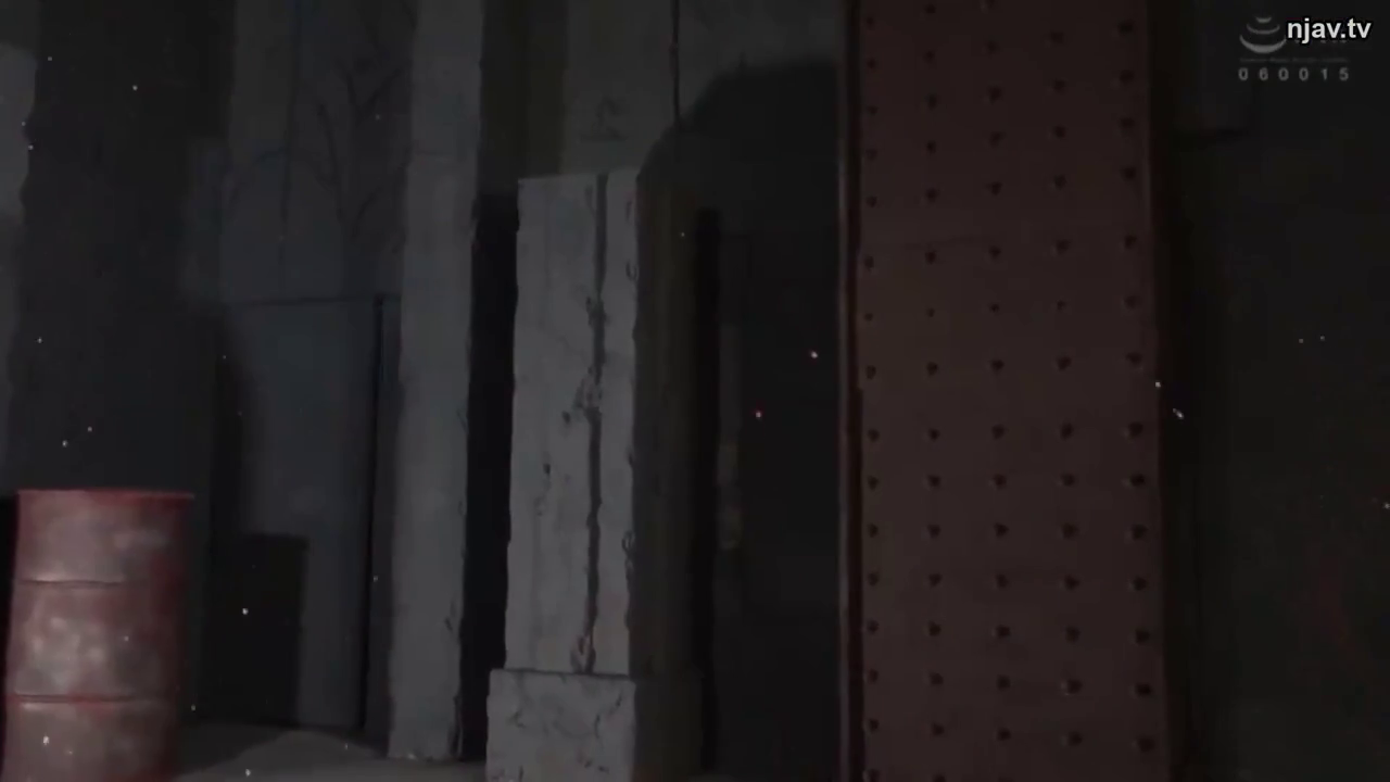 室内 · 遠景 · 油桶 · 黑暗场景