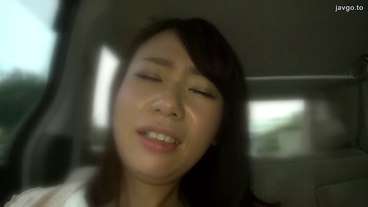 座り姿勢 · 目を閉じて · 顔のクローズアップ · 白い上着 · 车内 · 唱歌 · 中长发