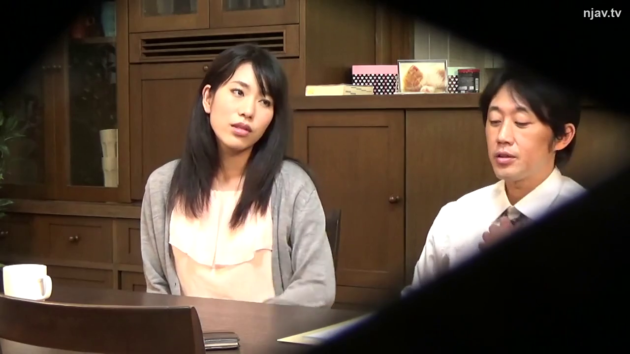 坐姿 · 中景 · 平静 · 客厅 · 居家 · 餐桌 · 交流 · 休闲服