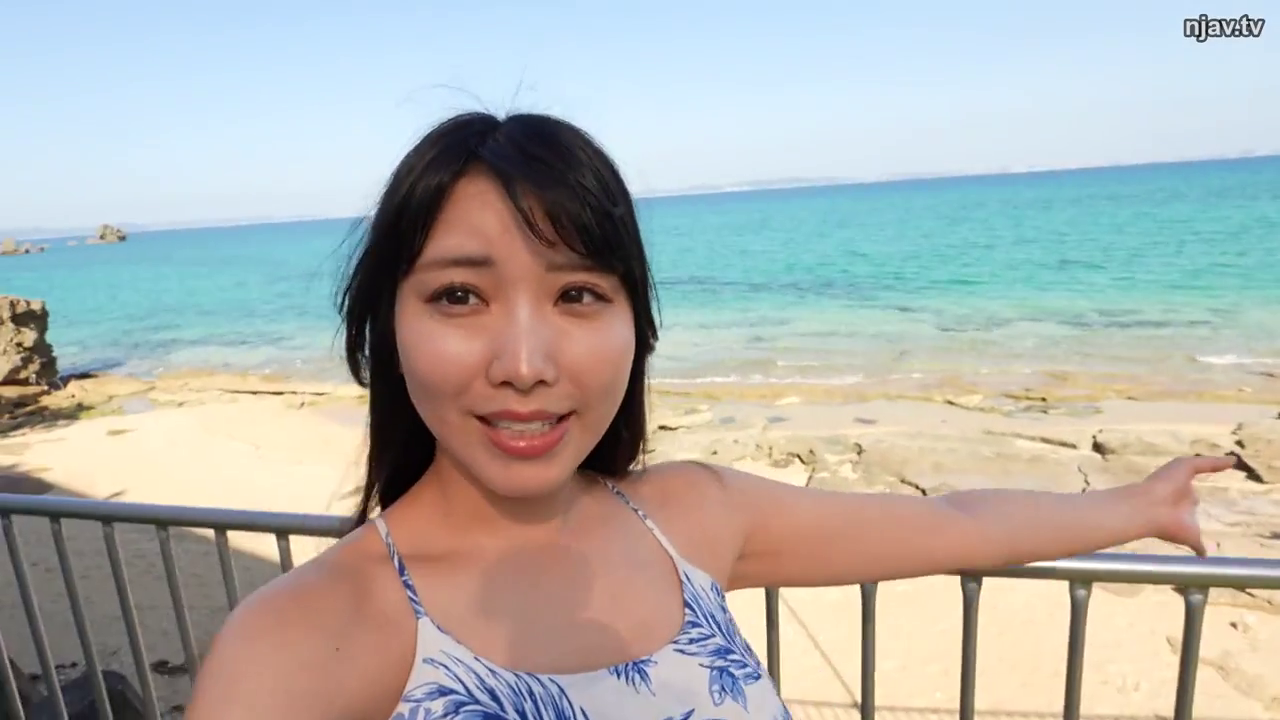 輝く笑顔 · 自拍录制 · 半身中景 · 海边沙滩 · 蓝色碎花吊带裙 · 站立招手 · 铁质护栏 · 阳光户外