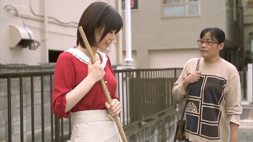 打扫 · 中景 · 日常场景 · 浅色裙子 · 温和微笑 · 户外巷道 · 持物站立 · 扫帚长杆