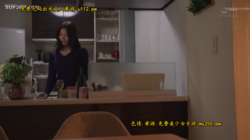 站立 · 全景 · 平静 · 居家 · 酒杯 · キッチン · 整理桌面 · 深色长袖