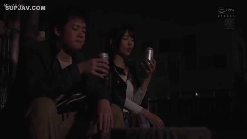 Sitting Posture · Medium shot · 自然 · dim · Casual wear · Can · 饮酒聊天 · 户外夜间