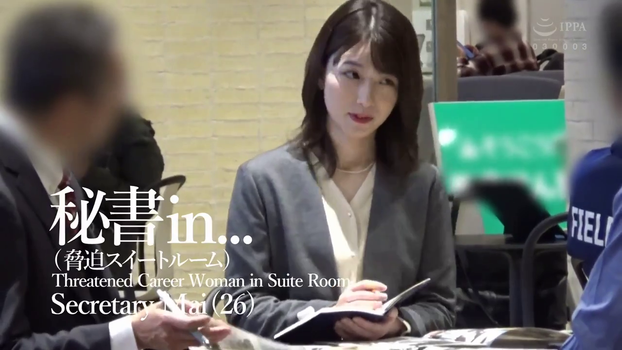 坐姿 · 专注 · 中景 · 职场题材 · 职业装 · 笔记本 · 会议室 · 书写记录