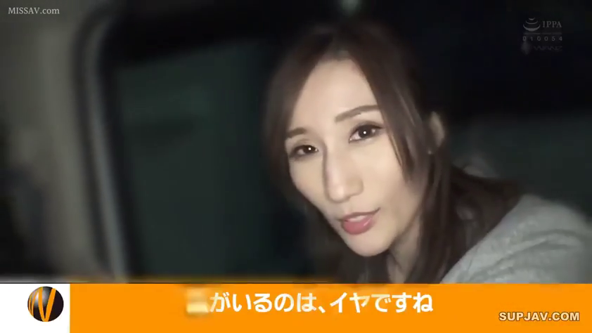 座り姿勢 · 顔部のクローズアップ · 自然 · カジュアルウェア · カメラをまっすぐ見つめて · 车内 · 采访