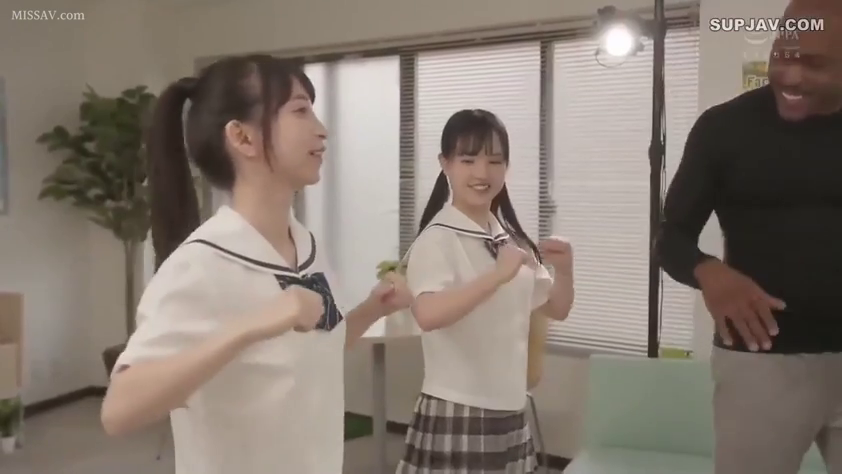 室内 · 站立 · 全景 · 微笑 · 水手服 · 跳舞 · 黑白配