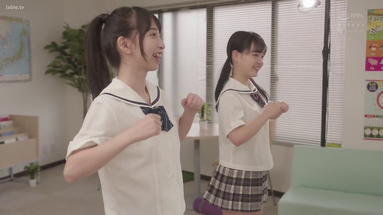 教室 · 站姿 · 课桌 · 二人 · 喜悦 · 侧面特写 · 日式校服 · 跳舞嬉戏