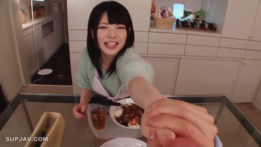 坐姿 · 微笑 · 第一人称视角 · 厨房 · 餐具 · 围裙 · 手部特写 · 牵手