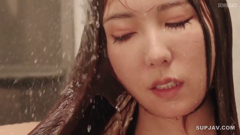 脸部特写 · 全裸 · 浴室 · 淋浴喷头 · 站姿 · 湿身 · 闭眼沉醉 · 淋浴中