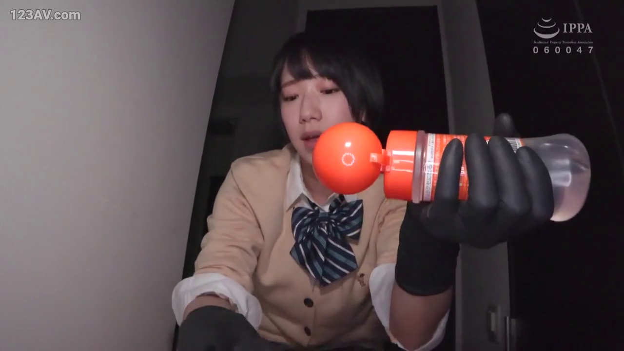 室内 · 校服 · 站立 · 中景 · 平静 · 飞机杯 · 持物 · 黑手套